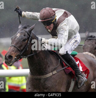 Kyles Turn, criblé par Edward O'Connell, remporte l'entrée 10 à l'obstacle de handicap Durkan Day lors du John Durkan Memorial Chase Day au Punchestown Racecourse, Naas. Banque D'Images