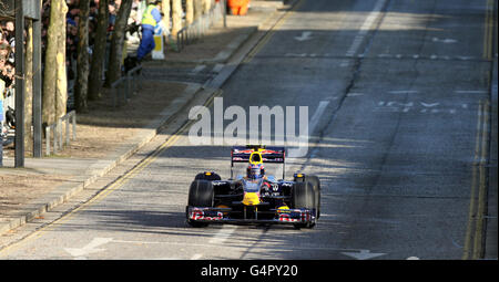 Formula One - Red Bull Racing Show Run - Milton Keynes.Mark Webber, pilote de Formule 1, conduit sa voiture de course Red Bull sur Midsummer Boulevard à Milton Keynes Banque D'Images