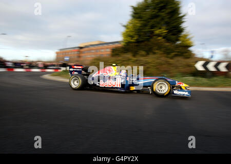 Mark Webber, pilote de Formule 1, dirige sa course Red Bull En voiture sur Midsummer Boulevard à Milton Keynes Banque D'Images