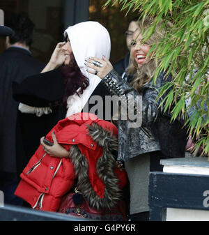 Jade Thirlwall (à gauche) et Jesy Nelson des gagnants du facteur X 2011 Little Mix quittent les London Studios à Londres, après être devenue le premier groupe de filles à prendre le titre de X Factor. Banque D'Images