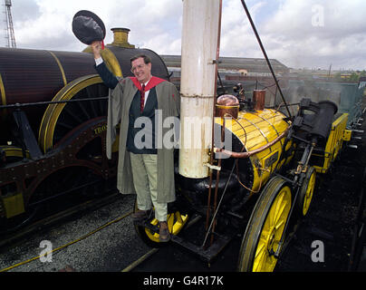 Michael Bailey à bord d'une réplique de la locomotive Rocket de Stephenson au Musée national des chemins de fer de York. Le premier doctorat en études ferroviaires de Worlds a été décerné à Michael Bailey, le premier consultant en locomotive. Banque D'Images