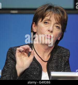 La ministre des soins primaires et de la Stratégie nationale antidrogue, Roisin Shortall, donne sa réaction au budget d'aujourd'hui lors d'une conférence de presse dans les bâtiments gouvernementaux de Dublin, comme Brendan Howlin, ministre des dépenses publiques et de la réforme, Détailler la première moitié du budget de 2012 avec l'évaluation sans équivoque que la prise d'impôt du pays a diminué d'un tiers en trois ans. Banque D'Images