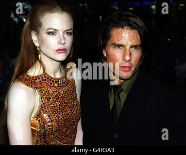 Mari et femme, l'acteur américain Tom Cruise et l'actrice Austrailian Nicole Kidman, avant la première britannique de leur nouveau film "Eyes Wide Shut" réalisé par feu Stanley Kubrick, au Warner Village Cinema, Leicester Square à Londres. * 05/02/01: Le couple showbusiness a annoncé qu'ils se séparaient, disant qu'ils se partaient parce que le travail les gardait à part. 16/11/01: Tom Cruise et Nicole Kidman ont convenu d'un divorce privé qui leur sauvera l'embarras d'une bataille de cour publique, il est apparu. Neuf mois après l'annonce de leur scission, les stars hollywoodiennes l'ont fait Banque D'Images