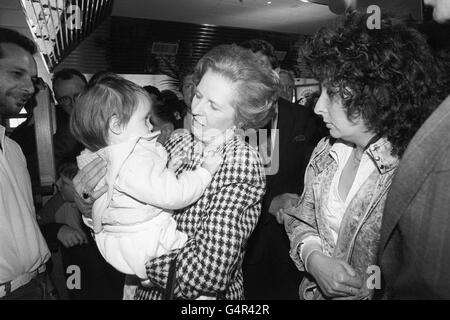 Première ministre Margaret Thatcher tenant Victoria Berg, 18 mois, à l'ouverture de la station de service de South Mimms sur l'autoroute M25. C'est la première fois que la campagne pour l'élection générale est en fait un bébé. Banque D'Images