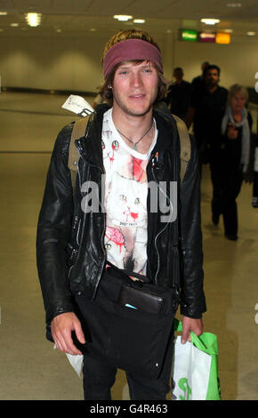 « Je suis UNE célébrité... Le gagnant Dougie Poynter revient au terminal 3 de l'aéroport Heathrow de Londres. Banque D'Images