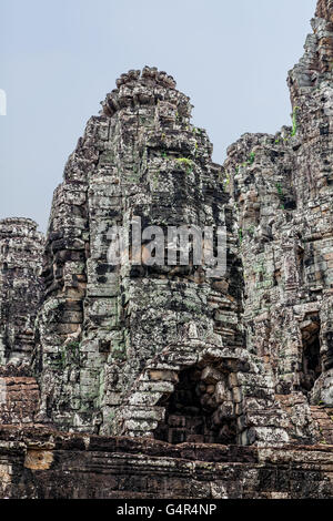 Détail de la tour avec un relief image de Bouddha dans le temple d'Angkor Thom. Banque D'Images