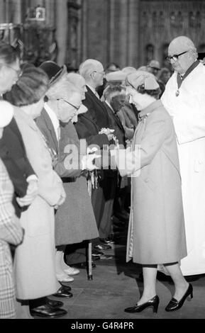 La reine Elizabeth II remet de l'argent Maundy traditionnel aux récipiendaires de la cathédrale de Ripon. Ils ont reçu chacun un sac à main en cuir contenant de l'argent Maundy pence à la valeur de 59p - égal à l'âge de la reine. Banque D'Images