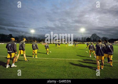 Soccer - FA Cup - deuxième tour - Sutton United v Notts County - terrain de sport de Borough.Les joueurs de Sutton United se réchauffent avant de démarrer Banque D'Images