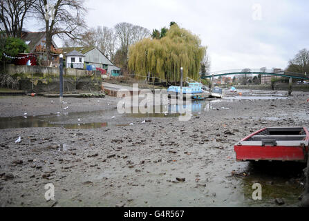 Les bateaux sur la Tamise à Twickenham sont laissés en hauteur et secs après les travaux prévus sur les déversoirs à proximité à Richmond ont laissé le lit de la rivière exposé. Banque D'Images