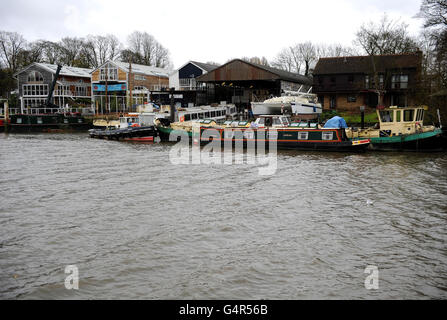 Bateaux sur la Tamise à Twickenham à marée haute: Plus tôt ils ont été laissés haut et sec après les travaux prévus sur les déversoirs à proximité à Richmond a laissé le lit de la rivière exposé. Banque D'Images