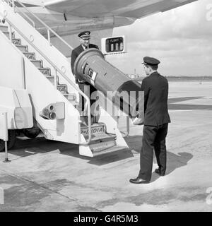 Une boîte pilier du Bureau de poste général est chargée à bord d'un avion de ligne Boeing 707 d'Air-India à l'aéroport de Londres, en direction de l'exposition du World Stamp à Prague, en Tchécoslovaquie. Banque D'Images
