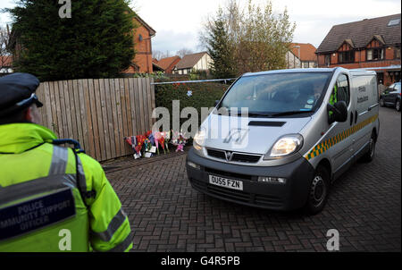 Une ambulance privée quitte la scène près de la maison à Pudsey, Leeds, où quatre corps ont été découverts en fin d'après-midi de dimanche. Banque D'Images