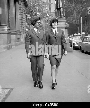 Les postfemmes Greta Moffat (l) et Lilian Gilbey portent leur nouveau Uniformes à Londres Banque D'Images