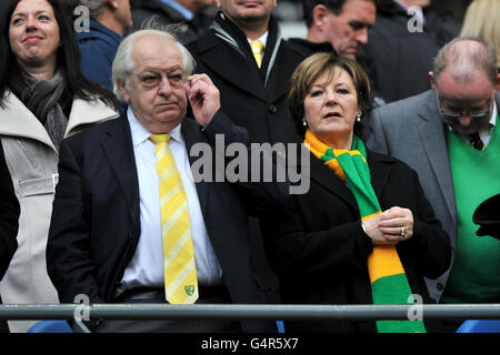 Football - Barclays Premier League - Manchester City / Norwich City - Etihad Stadium.La titulaire majoritaire de Norwich City Delia Smith et son mari Michael Wynn-Jones (à gauche) dans les stands Banque D'Images