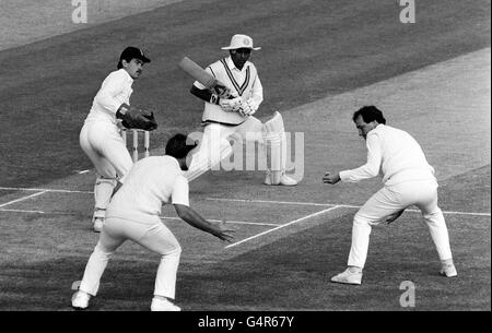 Sunil Gavaskar (batteur) en action pour l'Inde contre l'Angleterre lors du troisième test d'assurance de Cornhill à Edgbaston à Birmingham. Gavaskar a continué à faire un demi-siècle plus Banque D'Images