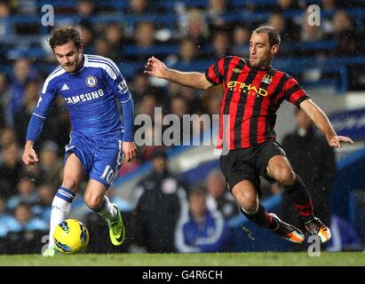 Football - Barclays Premier League - Chelsea / Manchester City - Stamford Bridge.Juan Mata (à gauche) de Chelsea et Pablo Zabaleta de Manchester City se battent pour le ballon Banque D'Images