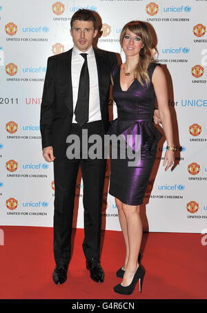 Michael et Lisa Carrick arrivent au Manchester United pour le dîner de gala de l'UNICEF à Old Trafford. Banque D'Images