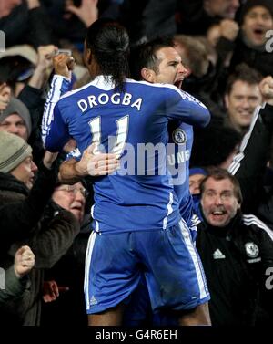 Frank Lampard (à droite) de Chelsea célèbre le deuxième but de son côté Du jeu avec l'équipier Didier Drogba Banque D'Images