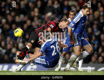 Football - Barclays Premier League - Chelsea / Manchester City - Stamford Bridge.Pablo Zabaleta, de Manchester City, est sur le terrain après un défi lancé par John Terry, de Chelsea Banque D'Images