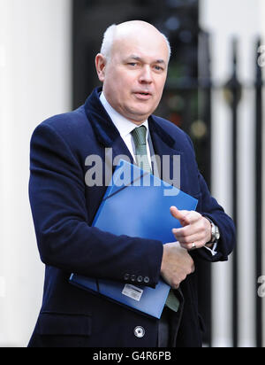 Le secrétaire au travail et aux pensions Iain Duncan Smith arrive à Downing Street, Londres, pour une réunion du Cabinet. Banque D'Images