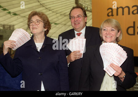 Le ministre du Cabinet en charge du Millennium Dome Lord Falconer, flanqué de Dianna Thompson et Jennie page (à gauche) lors d'une séance photo au Millennium Dome de Greenwich, Londres, pour signaler le début officiel des ventes de billets pour les célébrations du millénaire au Royaume-Uni.*les billets pour le Dome, qui sera ouvert par la Reine à la Saint-Sylvestre, sont en vente chez 25,000 détaillants de la Loterie nationale.Les prix sont fixés à 20 pour un billet simple et à 57 pour une famille de cinq personnes. Banque D'Images