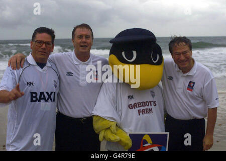 Sir Geoff Hurst (2e à gauche), ancien ministre des Sports Tony Banks (tout à droite), avec le député David Barow et la mascotte Preston Northend FC Deepdale Duck, sur la plage de Bournemouth avant la deuxième journée de la conférence du Parti travailliste, à l'appui de la candidature de l'Angleterre pour la coupe du monde 2006. Banque D'Images