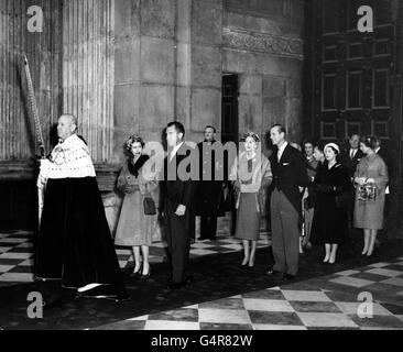 La reine Elizabeth II et le vice-président américain Richard Nixon, en procession à travers la cathédrale Saint-Paul de Londres, pour l'inauguration de la Chapelle du Mémorial américain. À la tête du cortège se trouve le maire de Londres, Sir Harold Gillett. Après la Reine, il y a le duc d'Édimbourg et Pat Nixon, la princesse Margaret, la duchesse de Kent, la princesse royale, la princesse Alexandra et John Hay Whitney, ambassadeur américain. Banque D'Images