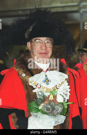 L'actuel Lord Mayor de la ville de Londres, Lord Levene de Portsoken au Guildhall de Londres où il a été annoncé que le nouveau Lord Mayor élu Alderman Clive Martin OBE sera admis en fonction le vendredi 12 novembre 1999 lors de la cérémonie silencieuse. Banque D'Images