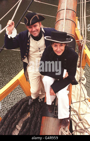 Laura Hetherington s'est habillée comme un couturier du XVIIIe siècle (à droite) et Steve Manning s'est habillé comme un premier officier du XVIIIe siècle à bord du Grand Turk à Londres lors d'un aperçu du Coast Show de la National Trust.* il vise à protéger le patrimoine culturel de la Grande-Bretagne et à célébrer le millénaire. Banque D'Images