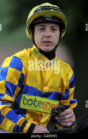 Courses hippiques - Glass Times Raceday - Haydock Park. Patrick Mathers, jockey Banque D'Images