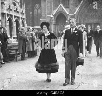 Le roi George VI et la reine Elizabeth quittent l'église St. Margaret's Church, à Westminster, après le mariage de Lady Margaret Egerton, dame en attente de la princesse Elizabeth, et John Colville, secrétaire privé de la princesse. Banque D'Images