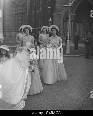 Les demoiselles d'honneur, dont la princesse Margaret, à droite, quittent l'église St. Margaret's Church, Westminster après le mariage de Lady Margaret Egerton, Lady in Waiting à la princesse Elizabeth, et John Colville, secrétaire privé de la princesse. Banque D'Images