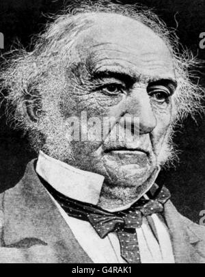 WILLIAM GLADSTONE, vers 1880.(1809-1898), chef libéral de l'époque victorienne, qui a prononcé un discours budgétaire de 4 heures et 45 minutes en 1853. Il a été Premier ministre britannique quatre fois et, bien sur, il a consacré beaucoup de temps à un projet de loi sur le règlement intérieur pour l'Irlande, qui a finalement échoué. Banque D'Images