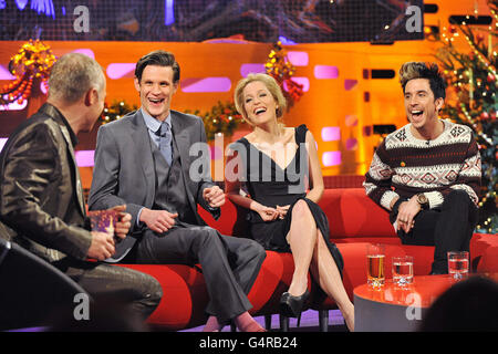 (De gauche à droite) présentateur Graham Norton, Matt Smith, Gillian Anderson et Russell Kane, pendant le tournage du Graham Norton Show, aux London Studios, au sud de Londres, devant être diffusé sur BBC One vendredi soir. Banque D'Images