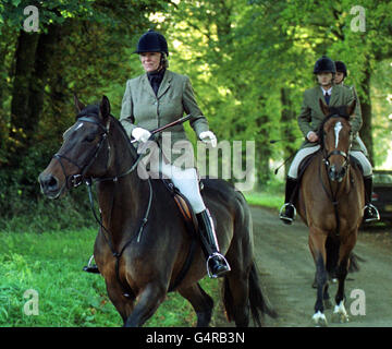 Camilla Parker Bowles (L) compagnon du prince de Galles de Grande-Bretagne, chasse avec le duc de Beaufort, près de Tetbury, Gloucestershire. Banque D'Images