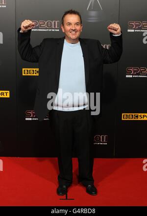 Le joueur de fléchettes Phil « The Power » Taylor arrive pour les Sports Personality of the Year Awards 2011, à MediaCityUK, Salford, Manchester. Banque D'Images