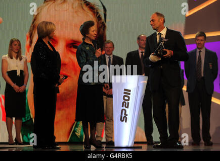 Lauréat du prix d'excellence Lifetime Achievement, Sir Steve Redgrave, présenté par la Princesse Royale lors de la cérémonie de remise des prix de la personnalité sportive de l'année de la BBC à MediaCityUK, Salford. Banque D'Images