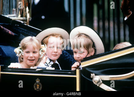 Laura Fellowes, six ans (à gauche), avec son cousin de trois ans, le prince William, fils du prince et de la princesse de Galles, après la cérémonie de mariage de Mlle Sarah Ferguson et du duc d'York à l'abbaye de Westminster.Photo départ pour Buckingham Palace dans une calèche Banque D'Images