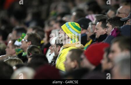 Football - Barclays Premier League - Norwich City / Tottenham Hotspur - Carrow Road.Les fans de Norwich City observent l'action depuis les stands Banque D'Images