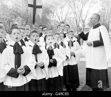 Choirboys souhaite la bienvenue à la princesse Elizabeth et au duc d'Édimbourg à Windsor, en Ontario, lors de la tournée royale du Canada. Banque D'Images