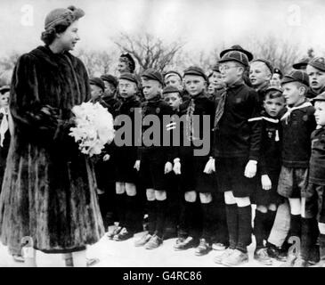 Les membres d'un « Wolf Cub Pack » canadien se tiennent fermement à l'attention de la princesse Elizabeth lors d'une inspection décontractée.La photo a été prise dans une ville froide de Regina, en Saskatchewan, lors du Royal Tour of Canada.Bien que le temps ait été froid, et qu'une ou deux averses de neige se soient produites, elle et le duc d'Édimbourg ont effectué une série complète d'engagements. Banque D'Images