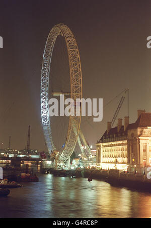La roue de 1,500 tonnes du London Eye de British Airways est en position complètement verticale après que son cadre a été soulevé avec succès sur les rives de la Tamise.* la structure de 450 pieds, qui se trouve sur la South Bank de Londres presque en face des chambres du Parlement, sera maintenant équipée de 32 capsules spéciales de visualisation qui transporteront les visiteurs haut au-dessus de la capitale.Une porte-parole de BA a déclaré que les travaux commenceraient à installer les capsules spécialement conçues sur la roue d'observation au cours de la première semaine de novembre. Banque D'Images