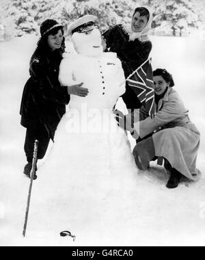 La princesse Elizabeth et le duc d'Édimbourg sont venus et sont partis, mais le village de St Agathe, au Québec, a un momento de leur visite. C'est un bonhomme de neige sous le couvert d'une « haute personne navale ». Banque D'Images