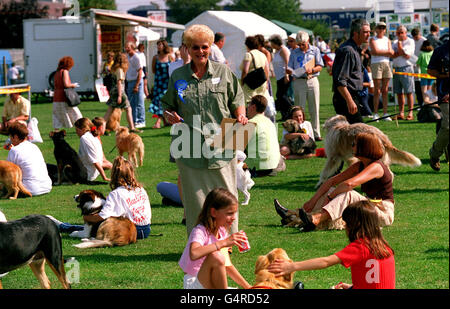 PAM St Clement (au centre), qui joue Pat à Eastenders, juge les inscriptions au salon des chiens de Scrufft de 1999, parrainé par la RSPCA et tenu à Braunstone à la périphérie de Leicester. Banque D'Images