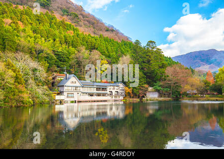 Automne au lac de Kinrinko à Oita, Japon Ville de Yufuin. Banque D'Images