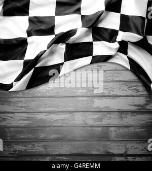 Drapeau à damier noir et blanc sur des planches. Copy space Banque D'Images