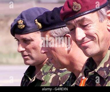 Le Prince de Galles de Grande-Bretagne (au centre) avec le général Sir Michael Jackson (à droite) et le capitaine de groupe Mark Wordley, alors qu'il arrive à l'aéroport de Pristina pour une visite d'une journée au Kosovo pour assister au travail des casques bleus britanniques. Banque D'Images