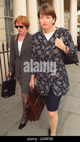 L'ancienne secrétaire à la sécurité sociale Harriet Harman (R) arrive avec sa sœur Sarah, après un déjeuner au Central London County court, où elle a témoigné dans l'affaire du patient psychiatrique John Masterson, disant comment l'ex-prisonnier avait menacé de la tuer. * ...après une obsession de dix ans. Banque D'Images