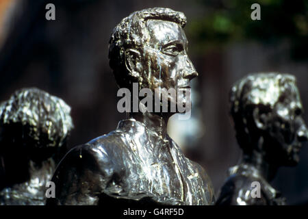 Deux figures de la statue du Quartet de Richard Perry (1986). Auparavant, il se trouvait sur Angel Row dans l'Old Market Square, maintenant déplacé à l'extrémité supérieure de Angel Row. Banque D'Images