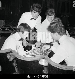 Dave Clark et les membres de ses cinq célèbres, détendez-vous au London Palladium à l'attente de leur tour pour aller sur scène pendant les répétitions finales pour le Royal Variety Show. Banque D'Images